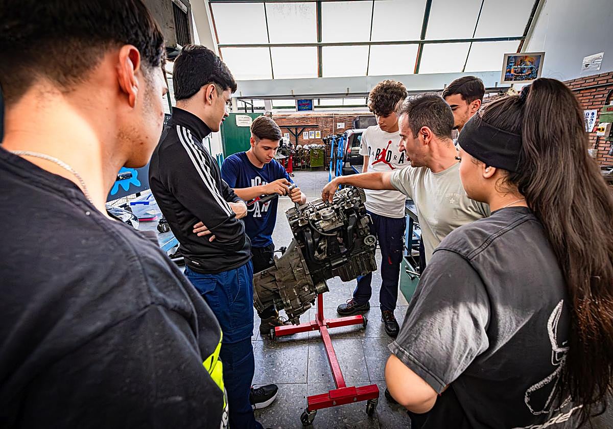 En clase de Automoción, uno de los ciclos más demandados en el instituto Hermenegildo Lanz.