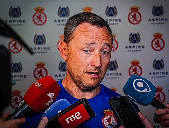 Raúl Llona, en una comparecencia como entrenador de la Cultural Leonesa.