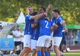 Los jugadores del Maracena celebran un gol.