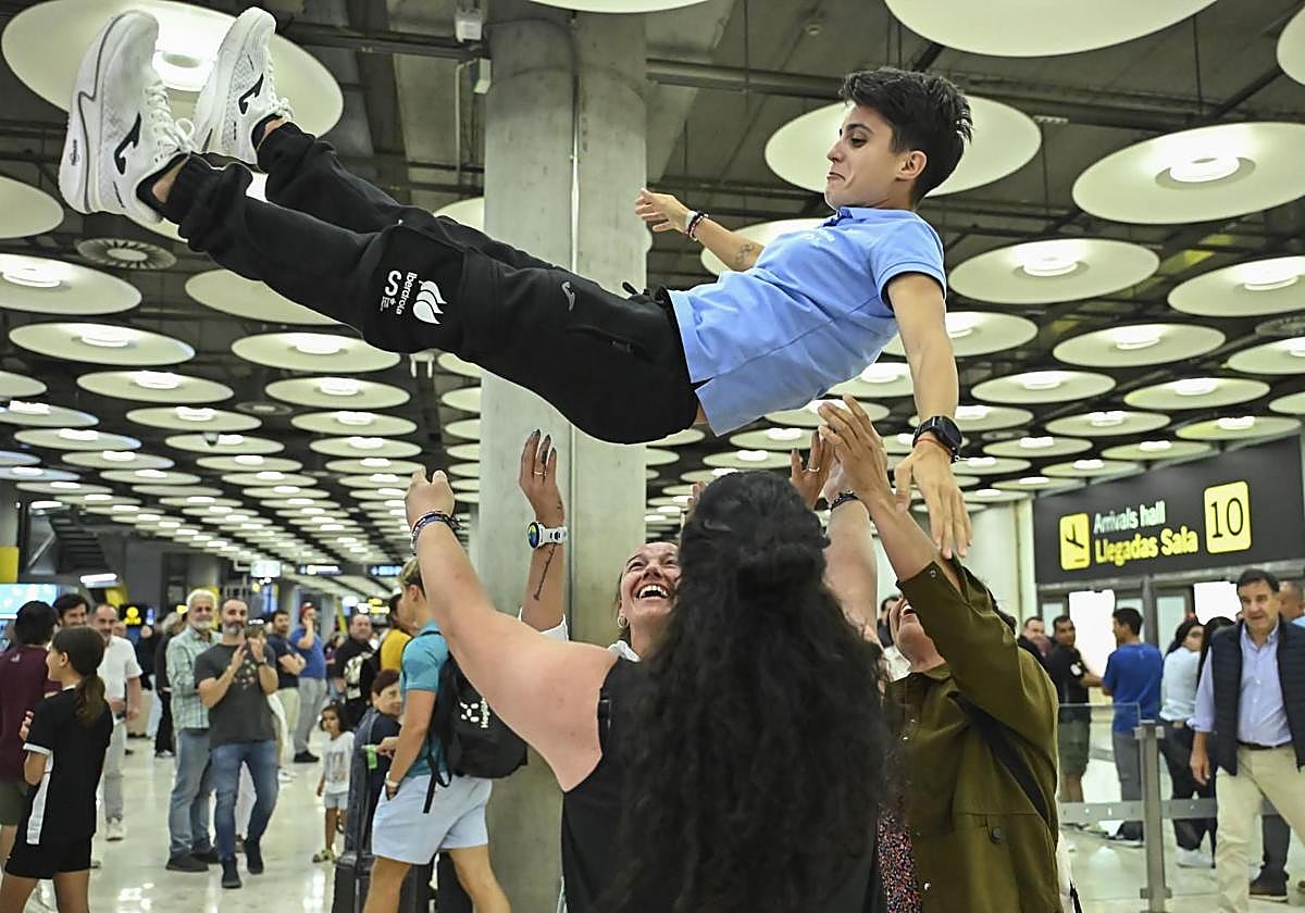 Amigas de María Pérez la mantean aún en pleno aeropuerto.