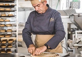 En el obrador de Diego Fernández en Alfacar se trabaja sin descanso