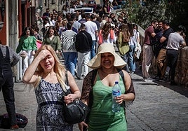Cientos de turistas pasean por la carrera del Darro.