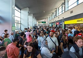 Viajeros en la estación de Andaluces este verano.