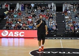 Ramón Díaz se dirige a los aficionados granadinos que acudieron al entrenamiento de puertas abiertas en el Palacio.