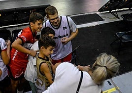 Foto de Elias Valtonen con varios chavales en el entrenamiento con público del Covirán.