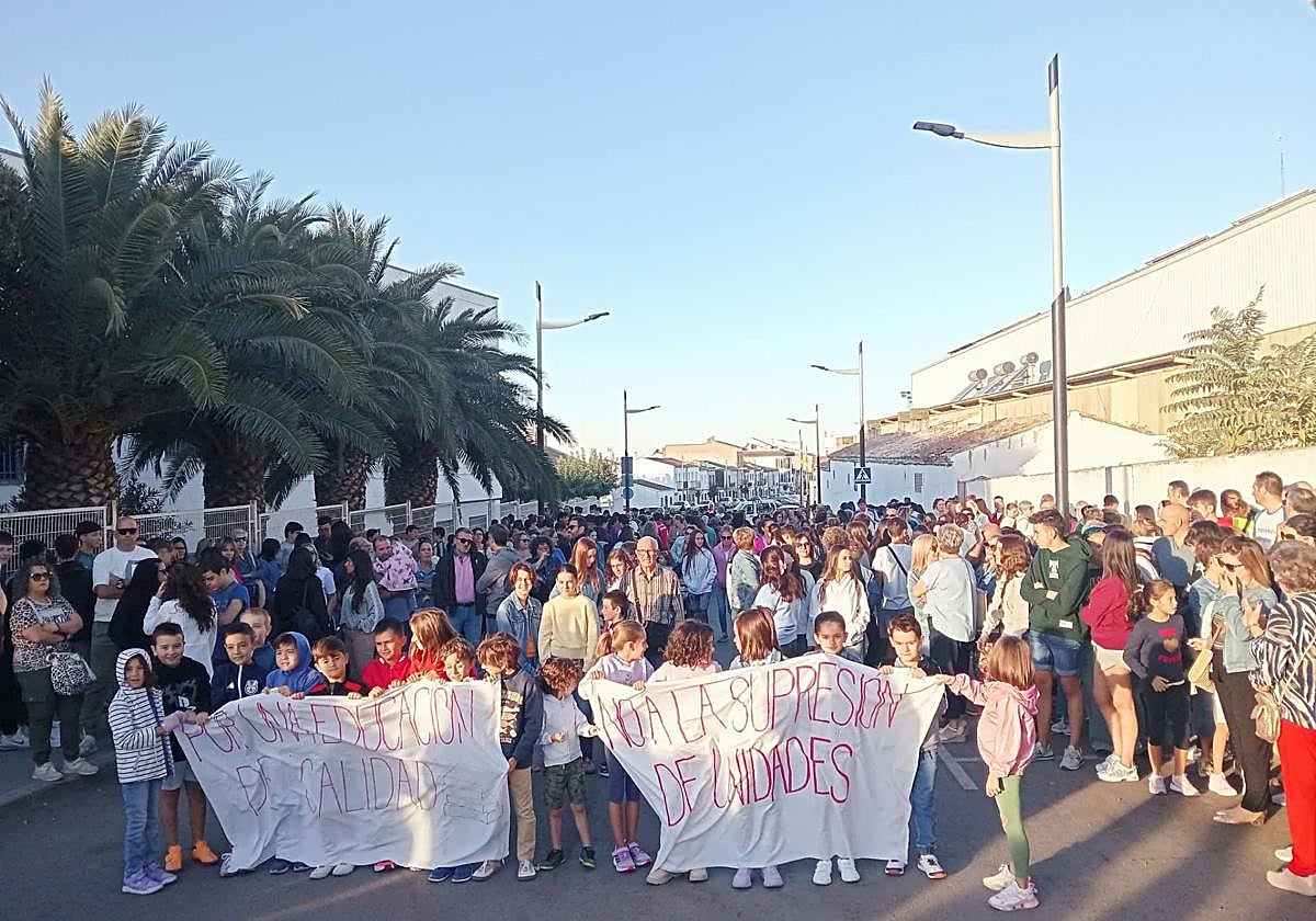 Protesta del municipio a las puertas del centro.