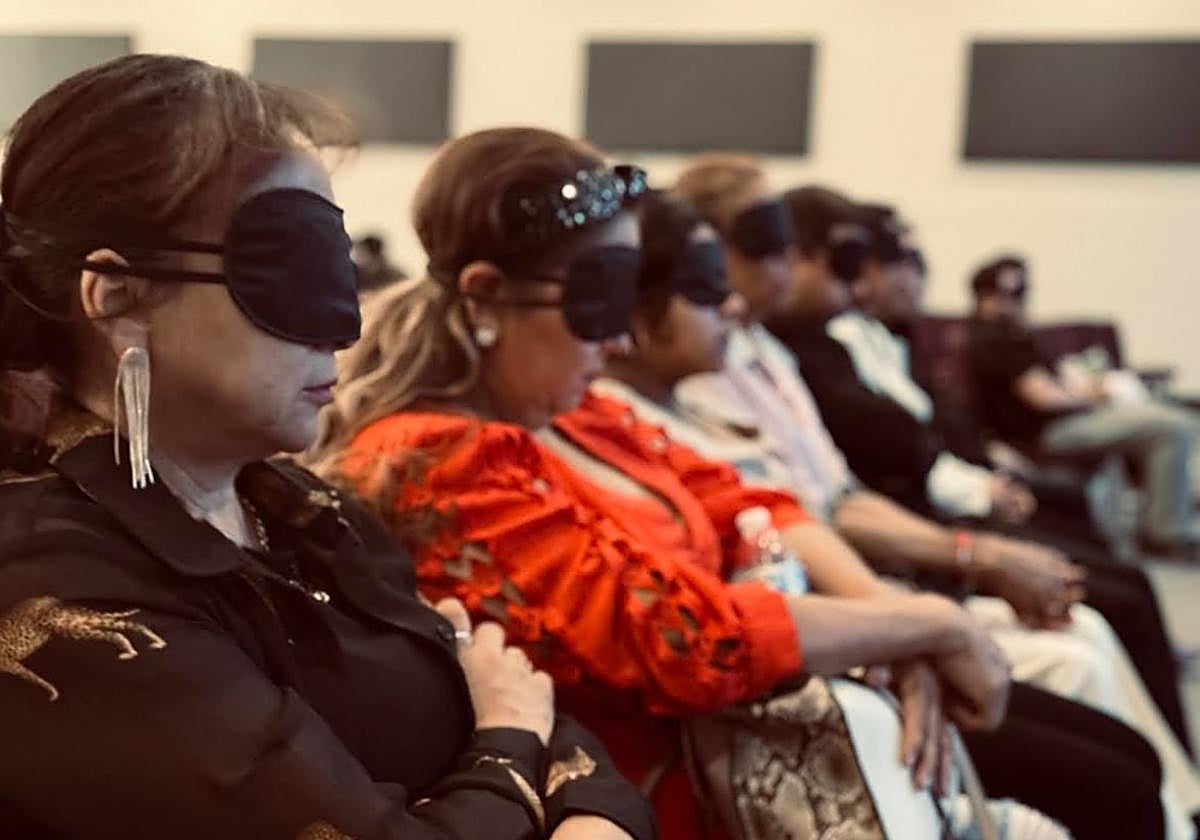 Una escucha de '¡Tú!', el audio drama inmersivo sobre violencia de género.