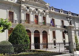 Entrada de la Diputación de Jaén, en la plaza de San Francisco de la capital.