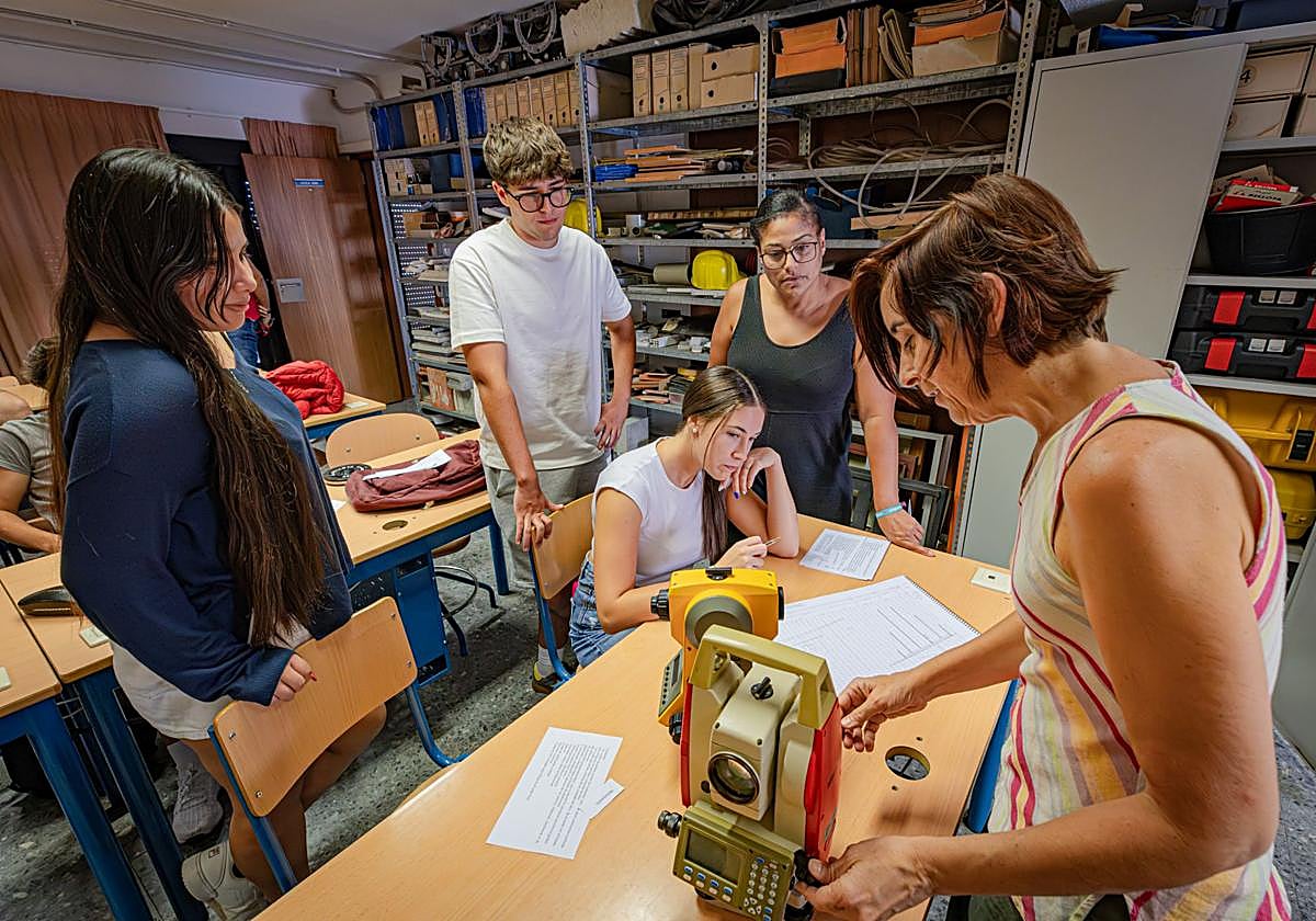 Una profesora muestra a los alumnos las aplicaciones de la asignatura en el instituto H. Lanz.