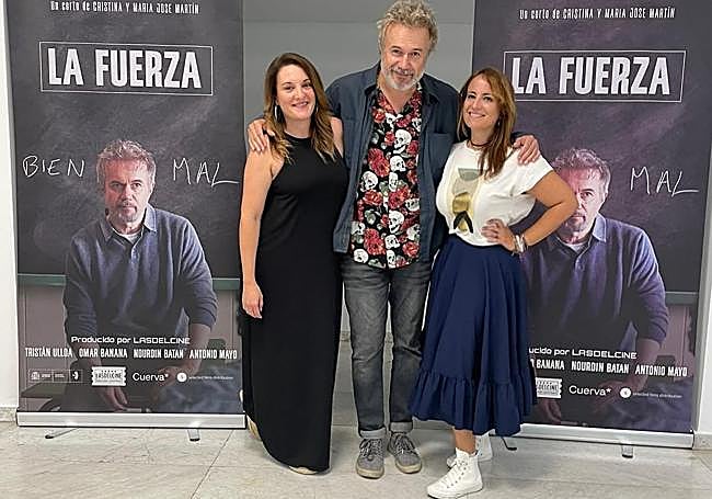 Cristina y María José Martín, con Tristán Ulloa, en el estreno de 'La Fuerza'.