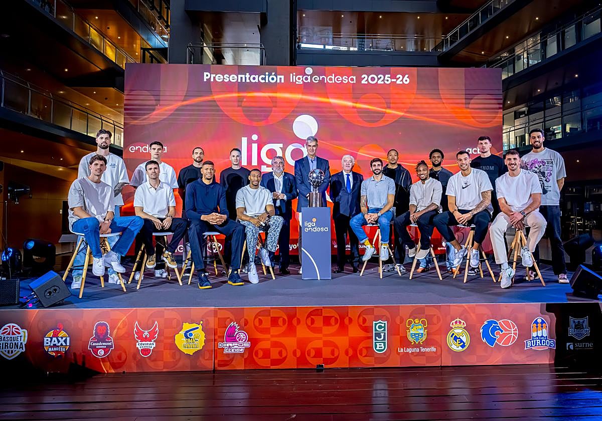 El nazarí Iván Aurrecoechea, primero por la derecha sentado, posa junto al culé Willy Hernangómez y el resto de jugadores asistentes.