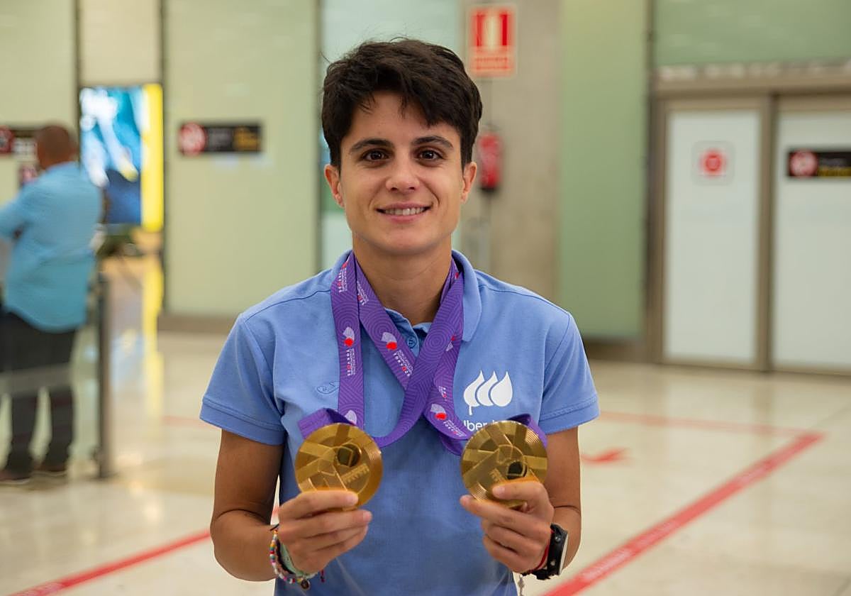 María Pérez muestra sus dos medallas de oro en la terminal del aeropuerto de Madrid - Barajas Adolfo Suárez.