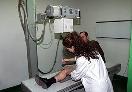 Una sesión de rehabilitación en una mutua en una imagen de archivo.