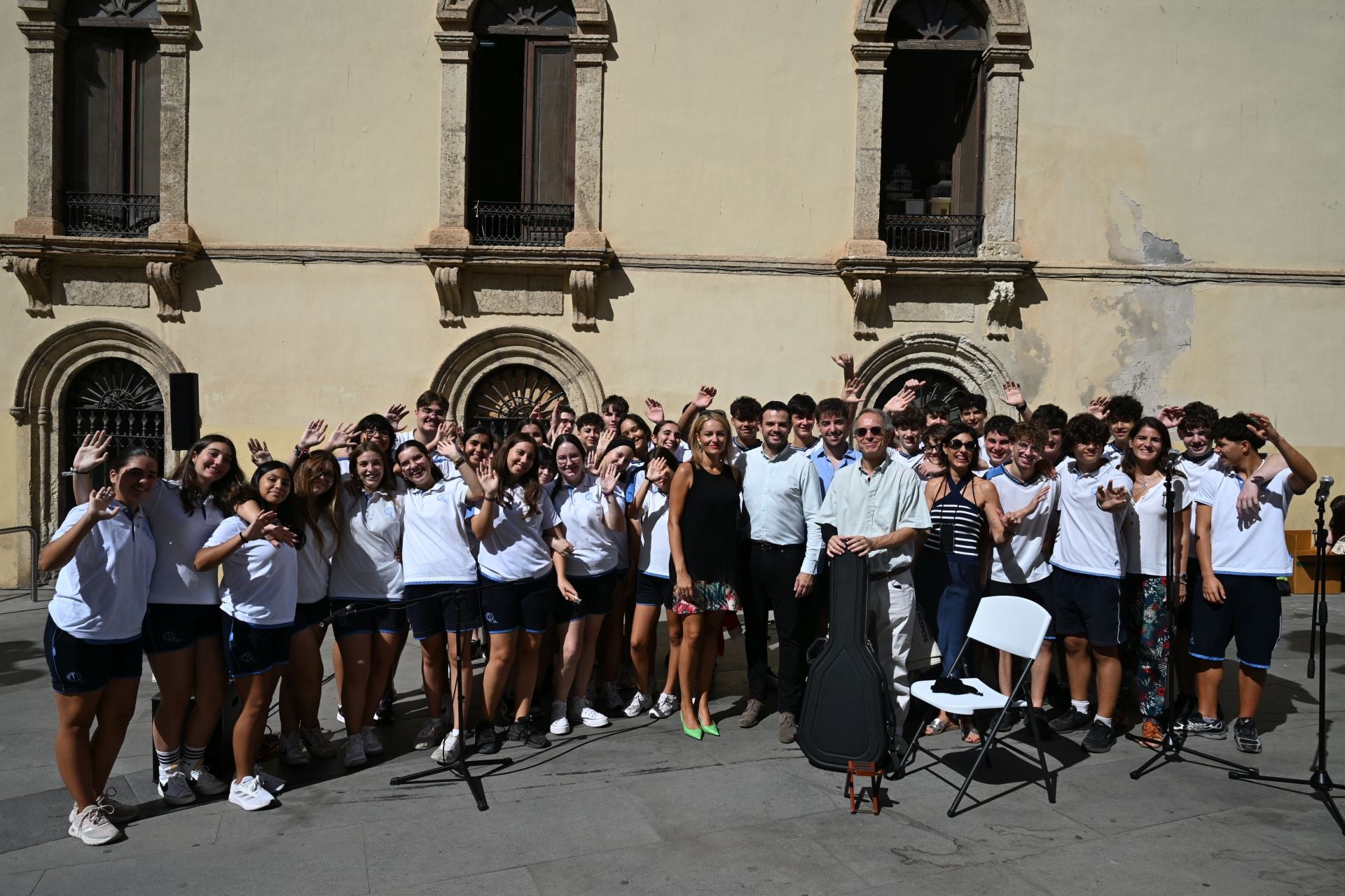 Alumnos y represenatntes públicos en el acto de denuncia sobre la expltoación sexual y la trata.