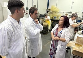 El alcalde de El Ejido, Francisco Góngora, durante la visita a las instalaciones de Agrobío.