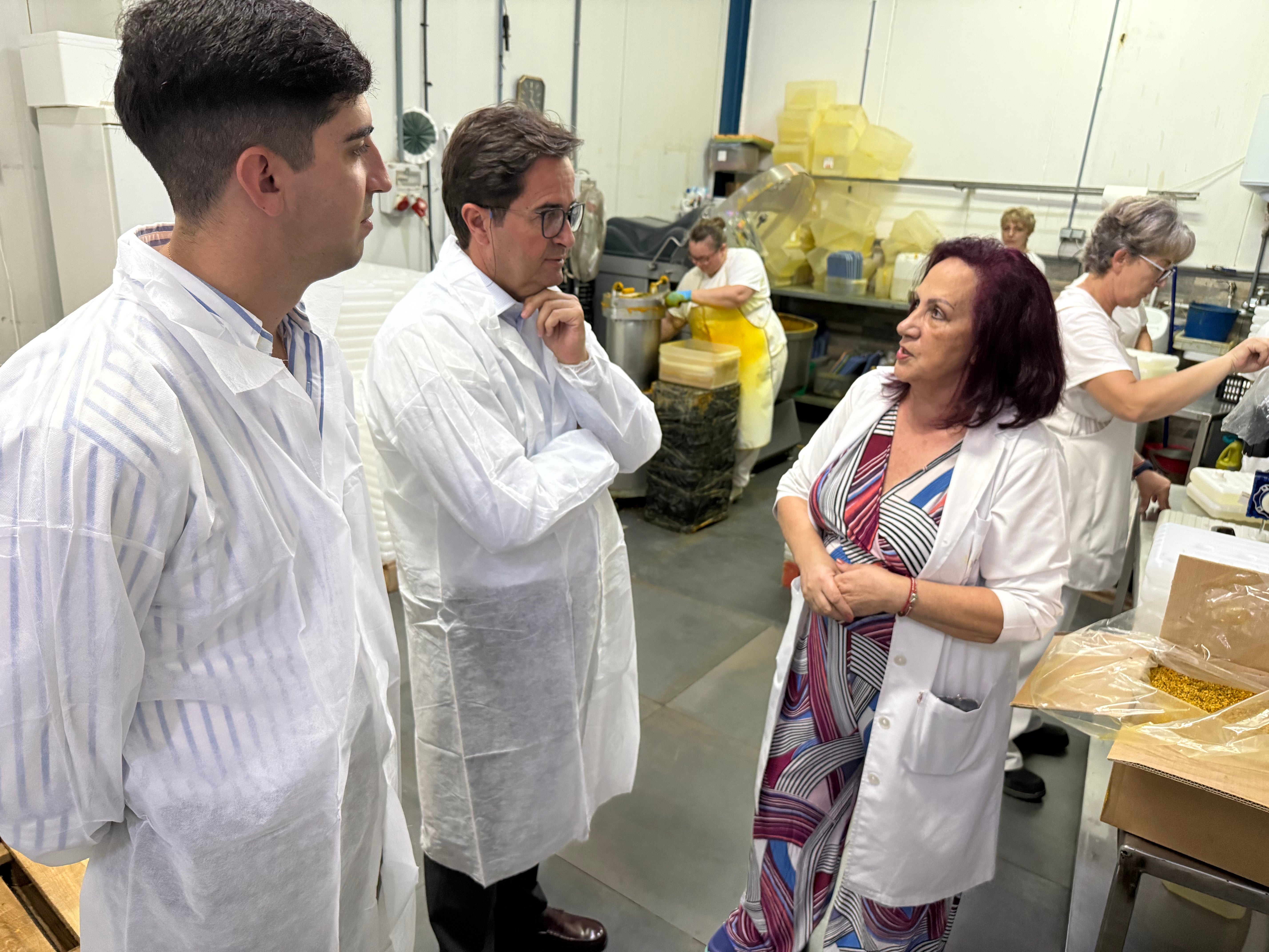 El alcalde de El Ejido, Francisco Góngora, durante la visita a las instalaciones de Agrobío.