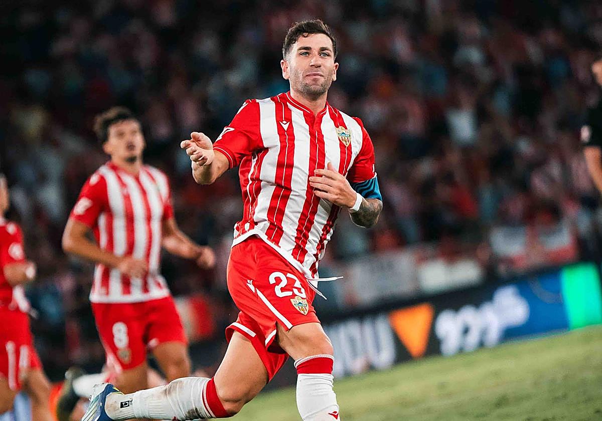 Embarba celebrando un gol con el Almería