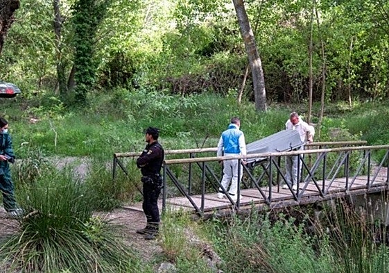 Traslado del cadáver al coche fúnebre tras ser encontrado en la Fuente de la Bicha.