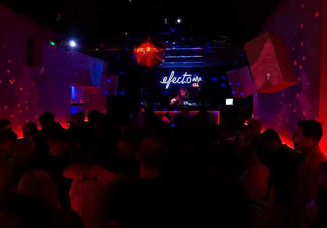 El público sigue a JJ Funk.