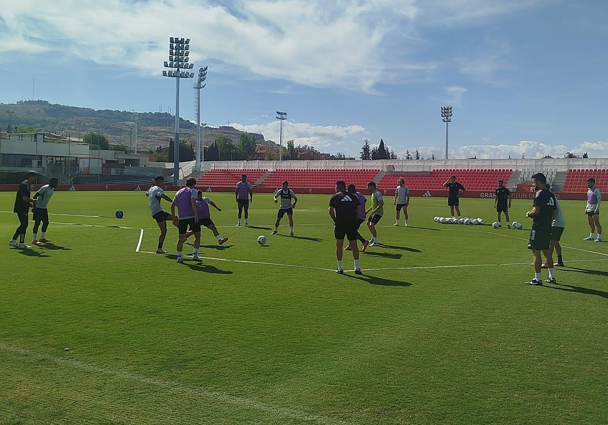 Rondo en la Ciudad Deportiva del Granada con Sergio Ruiz como comodín en el centro.