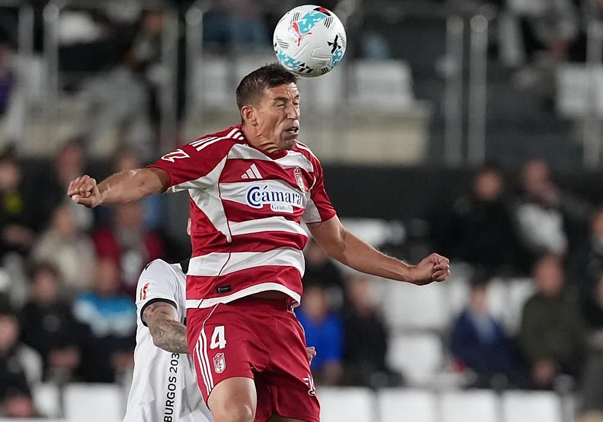 Rubén Alcaraz despeja un balón aéreo en El Plantío.