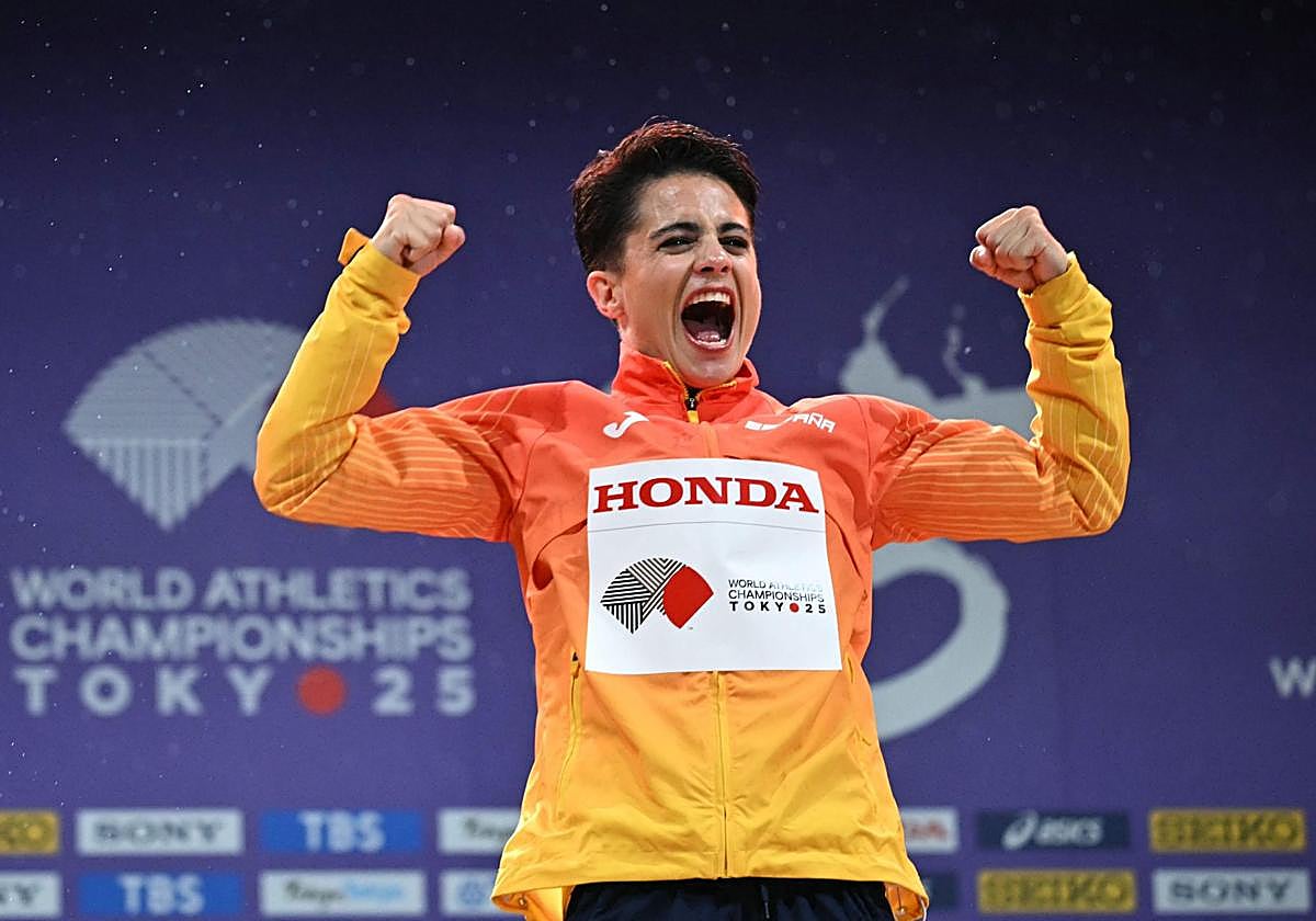 María Pérez celebra uno de sus dos nuevos títulos como campeona del mundo en Tokio.