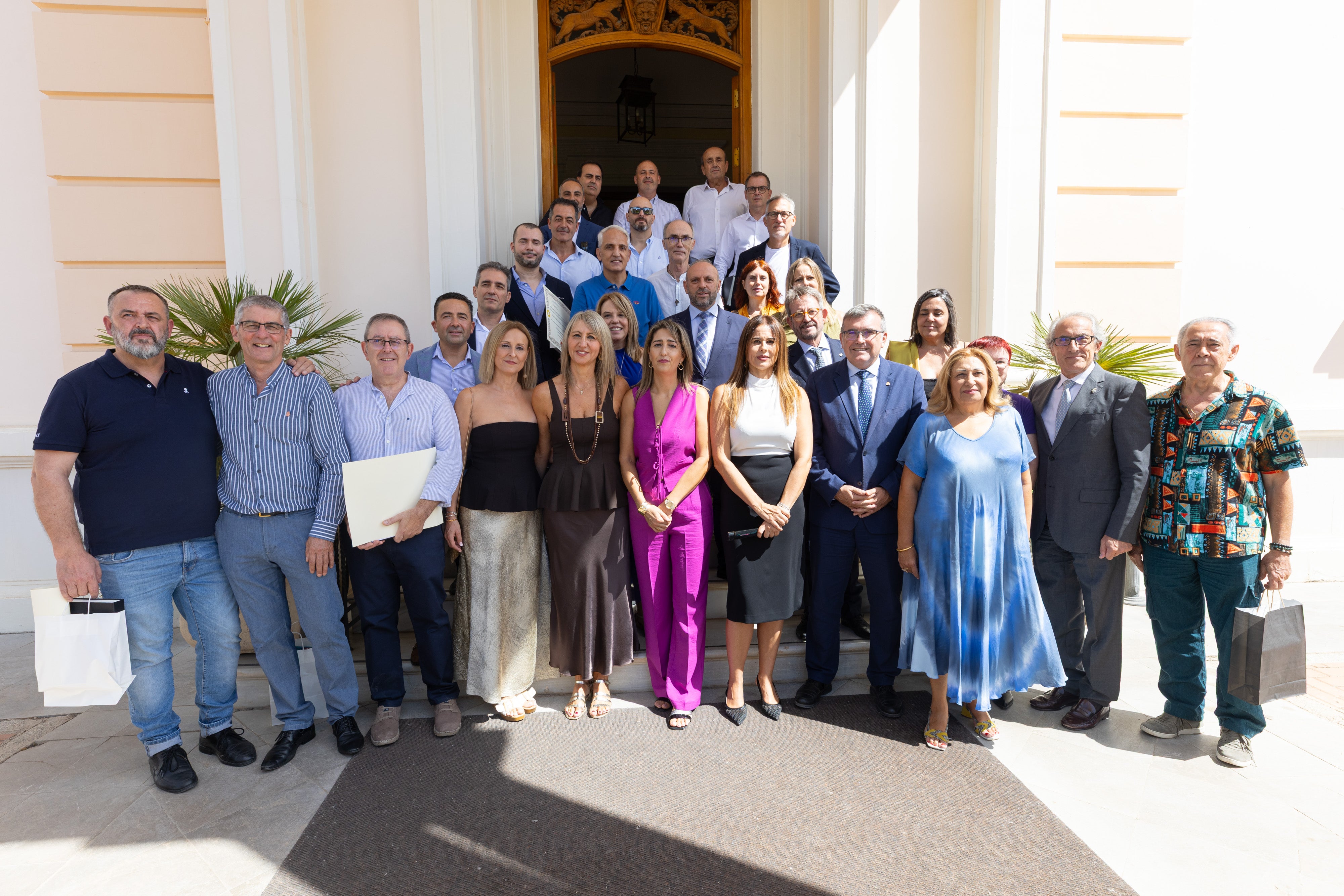 Distinguidos con menciones y reconocimientos posan con representantes institucionales.
