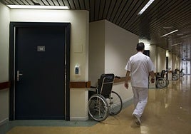 Un pasillo de un centro sanitario.