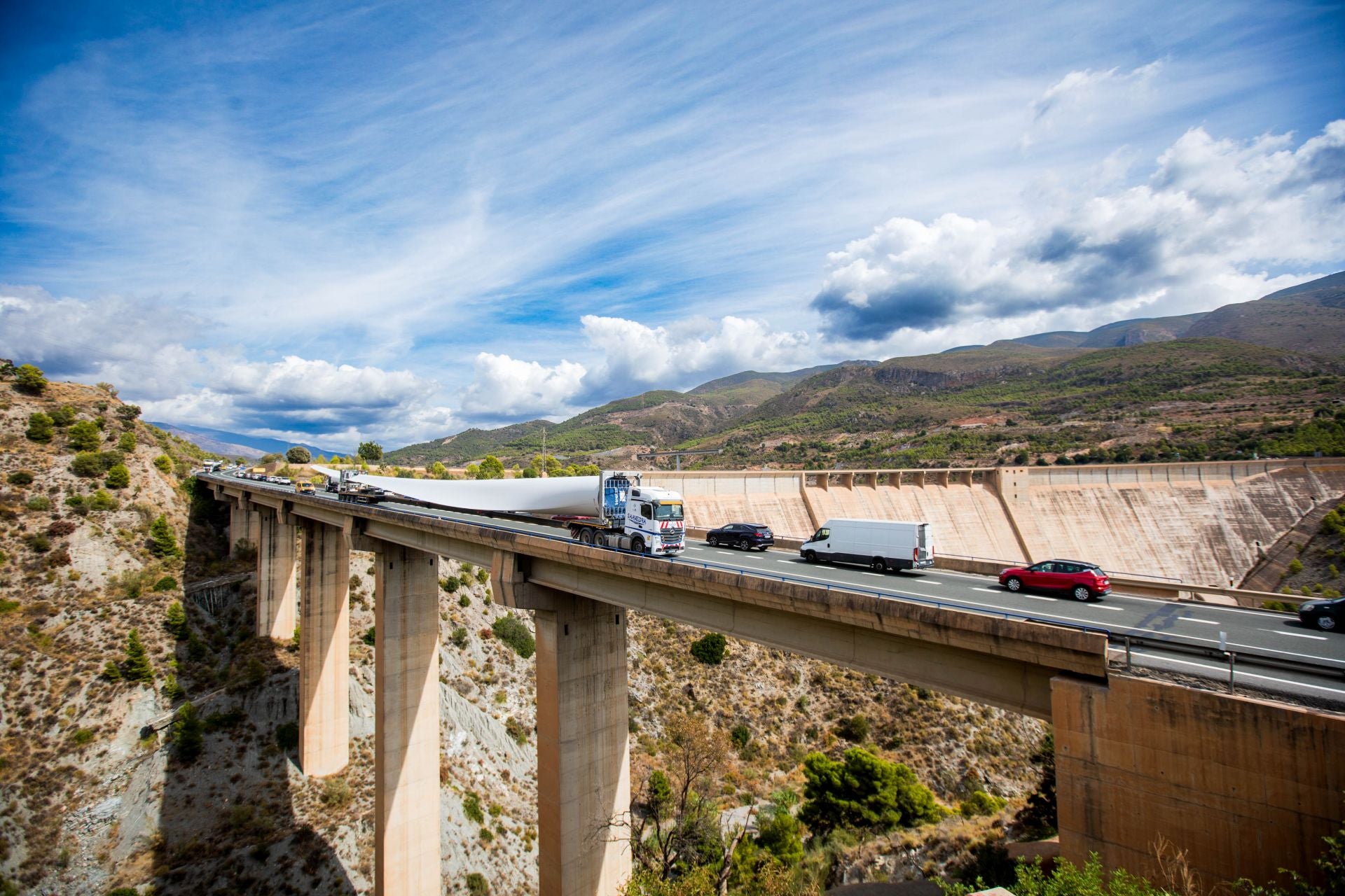 Las espectaculares imágenes de las palas eólicas de vuelta al puerto de Motril