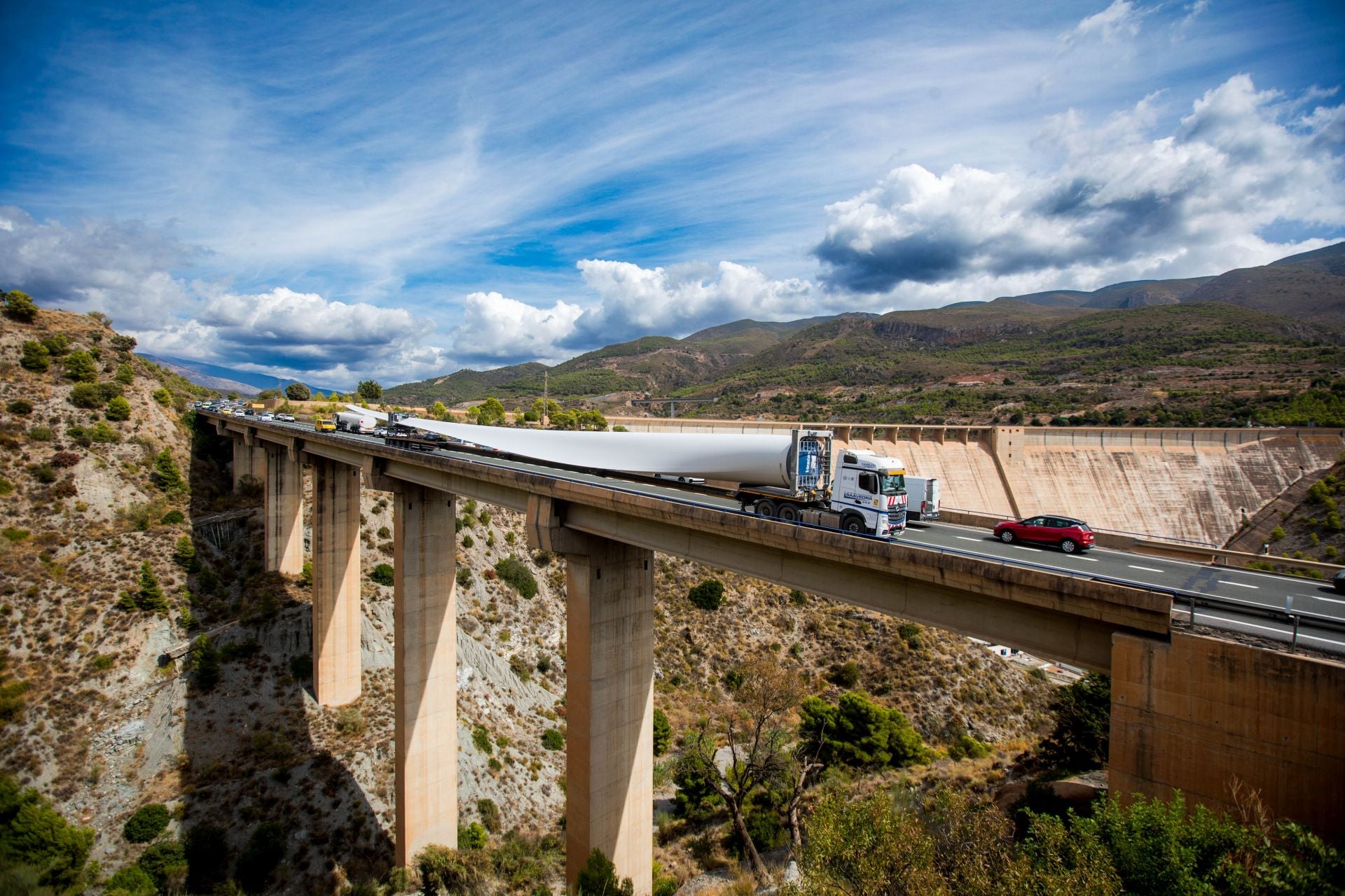 Las espectaculares imágenes de las palas eólicas de vuelta al puerto de Motril