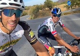 Primoz Roglic, a la derecha, junto al fan en las aproximaciones a Sierra Nevada.