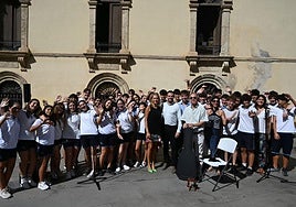 Alumnos y represenatntes públicos en el acto de denuncia sobre la expltoación sexual y la trata.