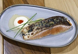 El truco de un pescadero para aprovechar la piel del salmón