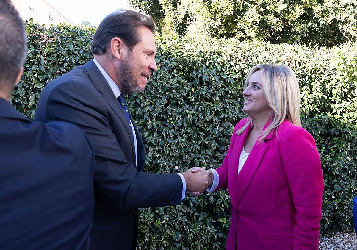 El ministro Óscar Puente y la alcaldesa Marifrán Carazo se saludan en el desayuno informativo en el que el dirigente presentó la propuesta de integración del tren.