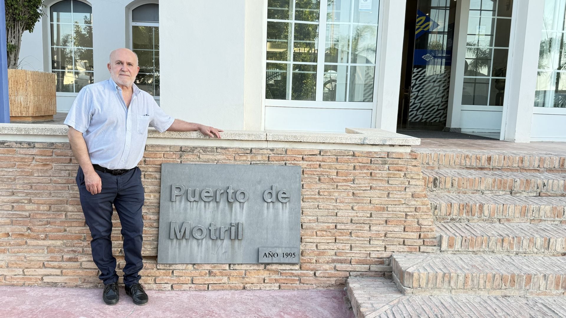 Antonio Molina, que está a punto de jubilarse definitivamente, en las instalaciones del puerto de Motril.