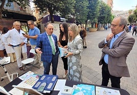 Juan Pedro Rísquez, María Dolores Ruiz y Elena González visita los stands instalados en la calle Roldán y Marín, junto a otros representantes del colegio oficial.