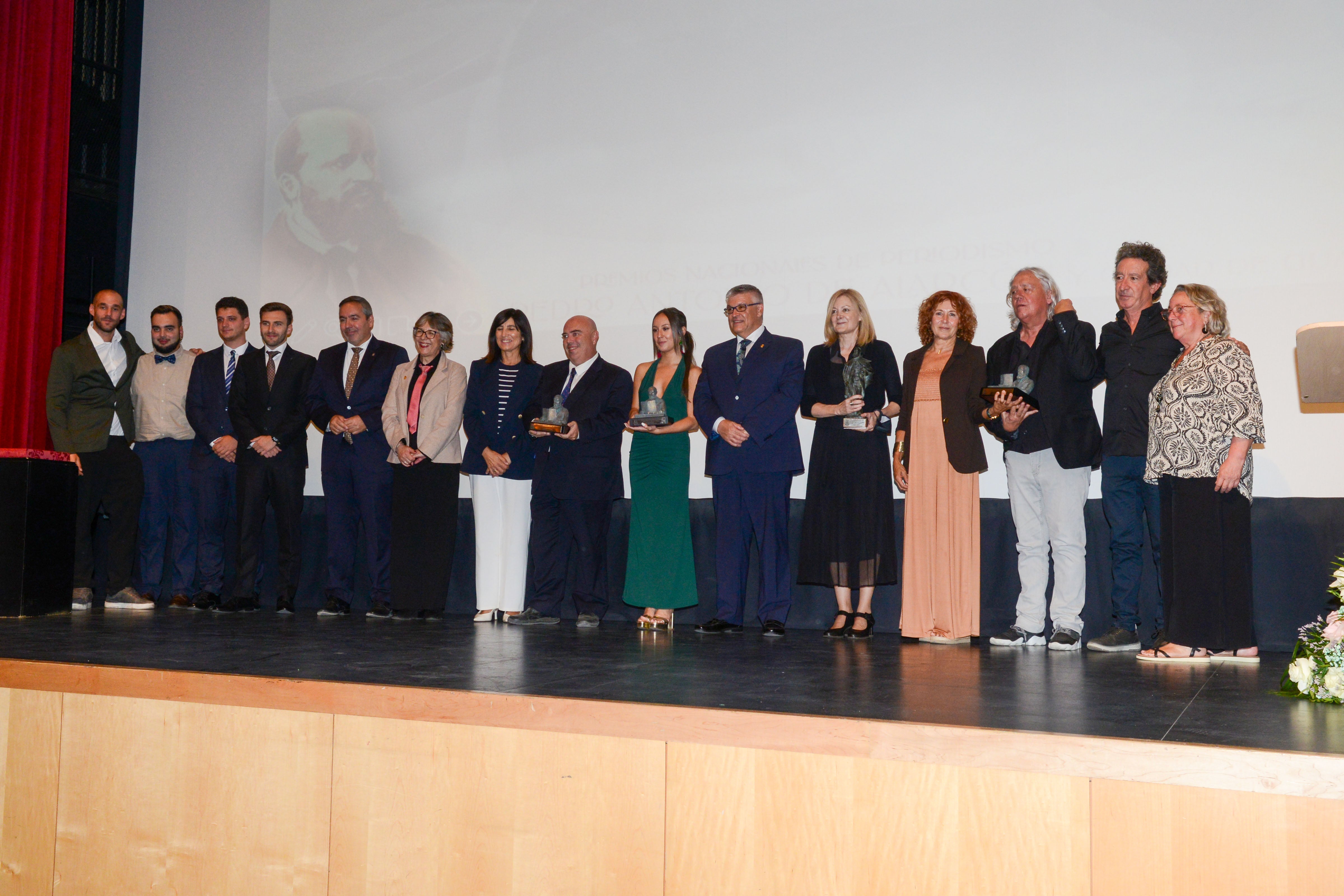 Los premiados posan con sus galardones en el teatro Mira de Amescua de Guadix.