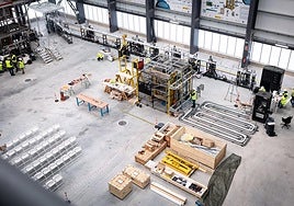 Prototipos del acelerador de partículas en el almacén del edificio UGR Dones, donde actualmente trabaja la plantilla.