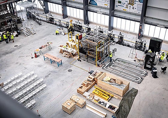 Prototipos del acelerador de partículas en el almacén del edificio UGR Dones, donde actualmente trabaja la plantilla.