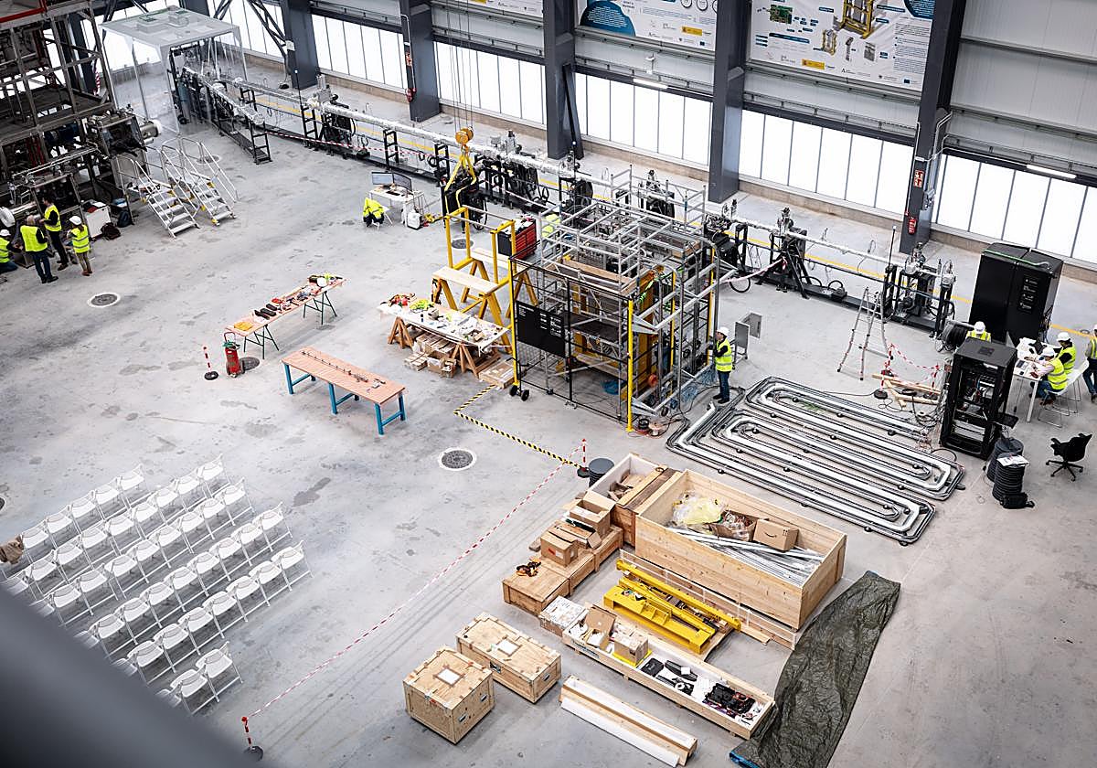 Prototipos del acelerador de partículas en el almacén del edificio UGR Dones, donde actualmente trabaja la plantilla.