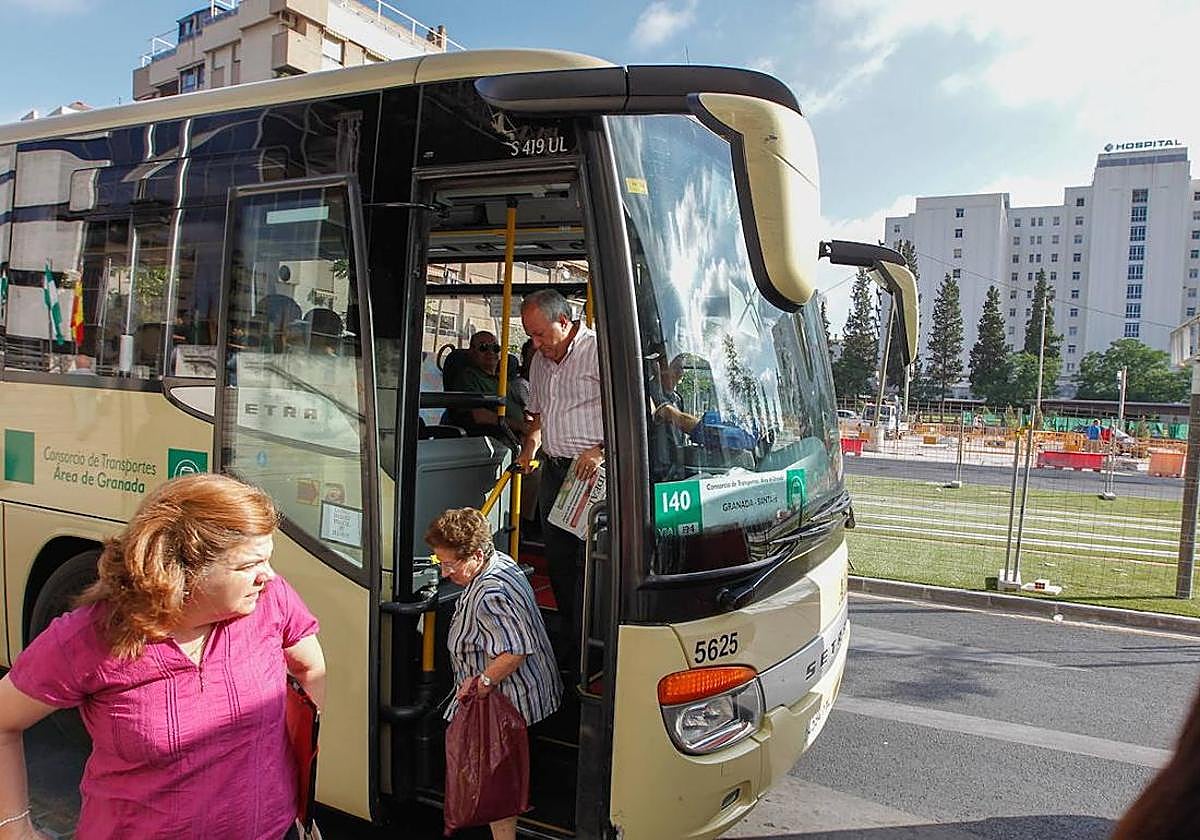Un autobús metropolitano de la flota del Consorcio granadino.