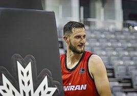 El pívot estadounidense Zach Hankins sonríe al volver a los entrenamientos con normalidad.