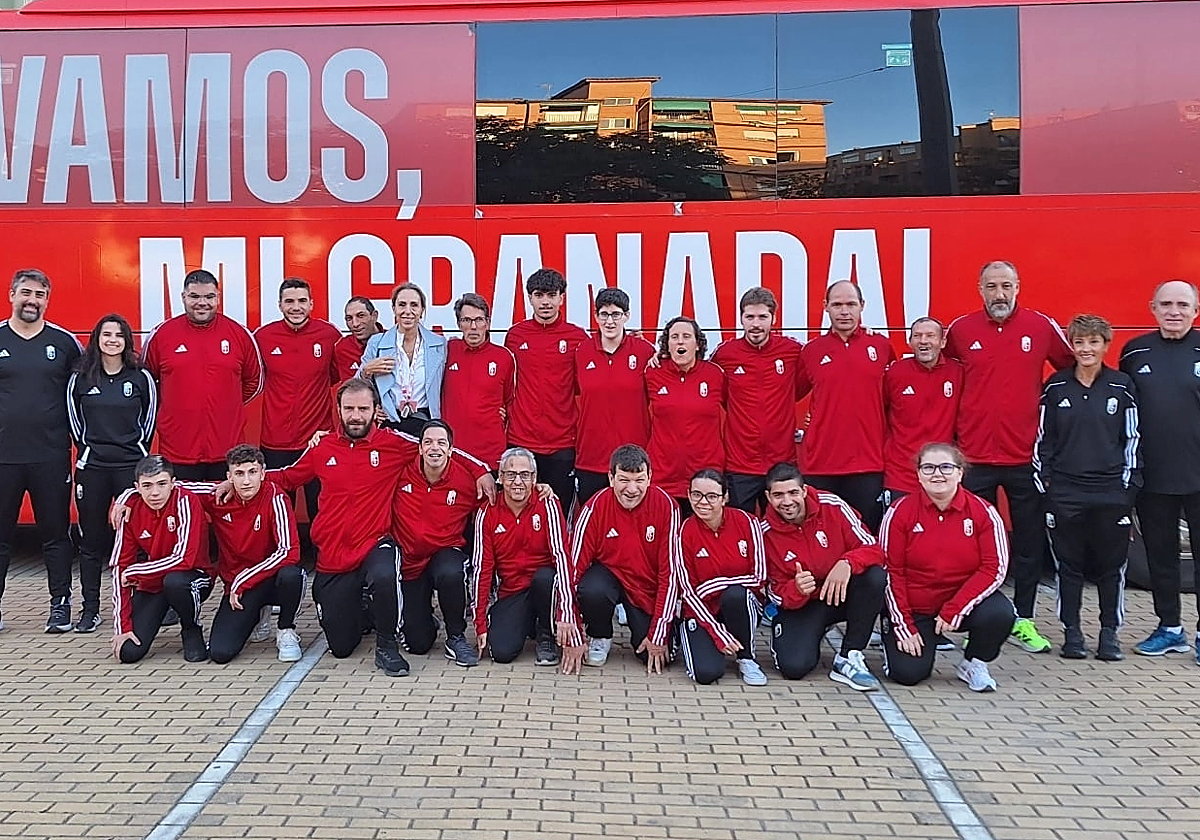 Los dos equipos del Granada Genuine, antes de partir hacia Albacete.