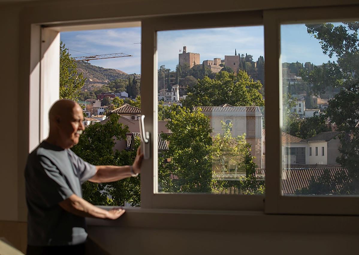 Imagen secundaria 1 - Arriba, libro de Álvaro Siza. Abajo, cristalera con vistas a la Alhambra y sillón de Gerrit Thomas Rietvel. 