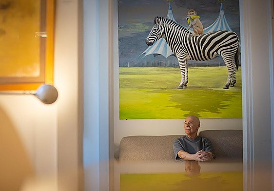 Joaquín Villegas, fundador de Menfis, bajo la obra 'La gran banana', que se expone en la galería este otoño.