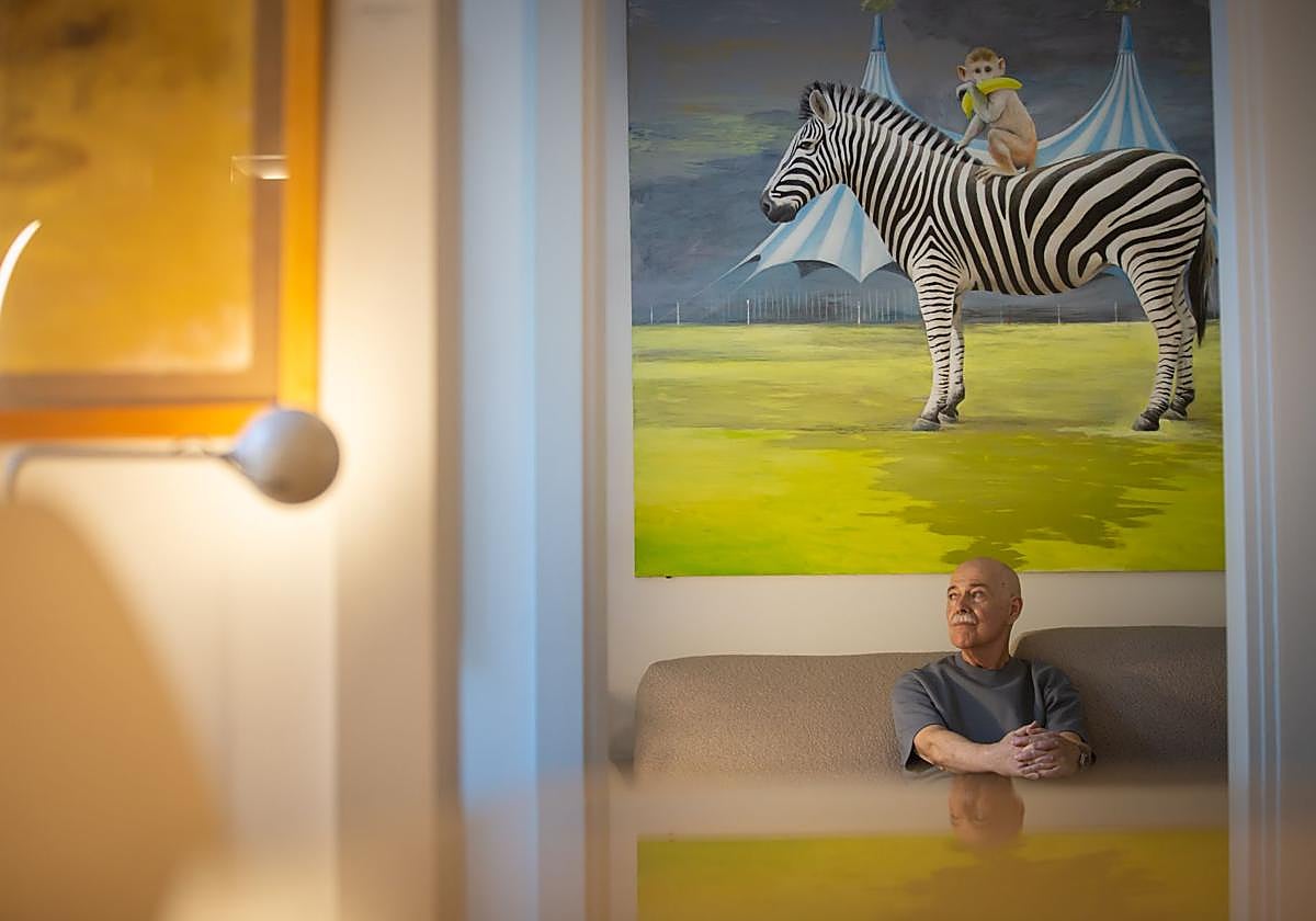 Joaquín Villegas, fundador de Menfis, bajo la obra 'La gran banana', que se expone en la galería este otoño.