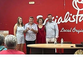 La secretaria general del PSOE de Órgiva, María Pérez, los homenajeados y el diputado provincial socialista, Ismael Padilla.
