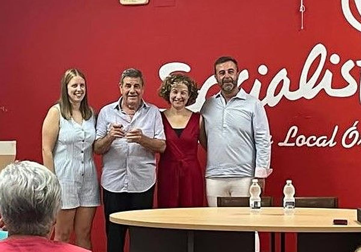 La secretaria general del PSOE de Órgiva, María Pérez, los homenajeados y el diputado provincial socialista, Ismael Padilla.