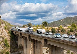 La Guardia Civil escolta a los convoyes con las palas eólicas que atraviesan la nacional N-323 rumbo al puerto de Motril.