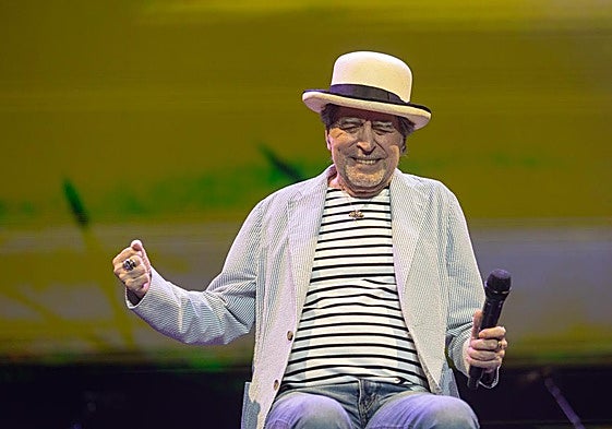 Joaquín Sabina, durante el concierto, en la Plaza de Toros de Granada.